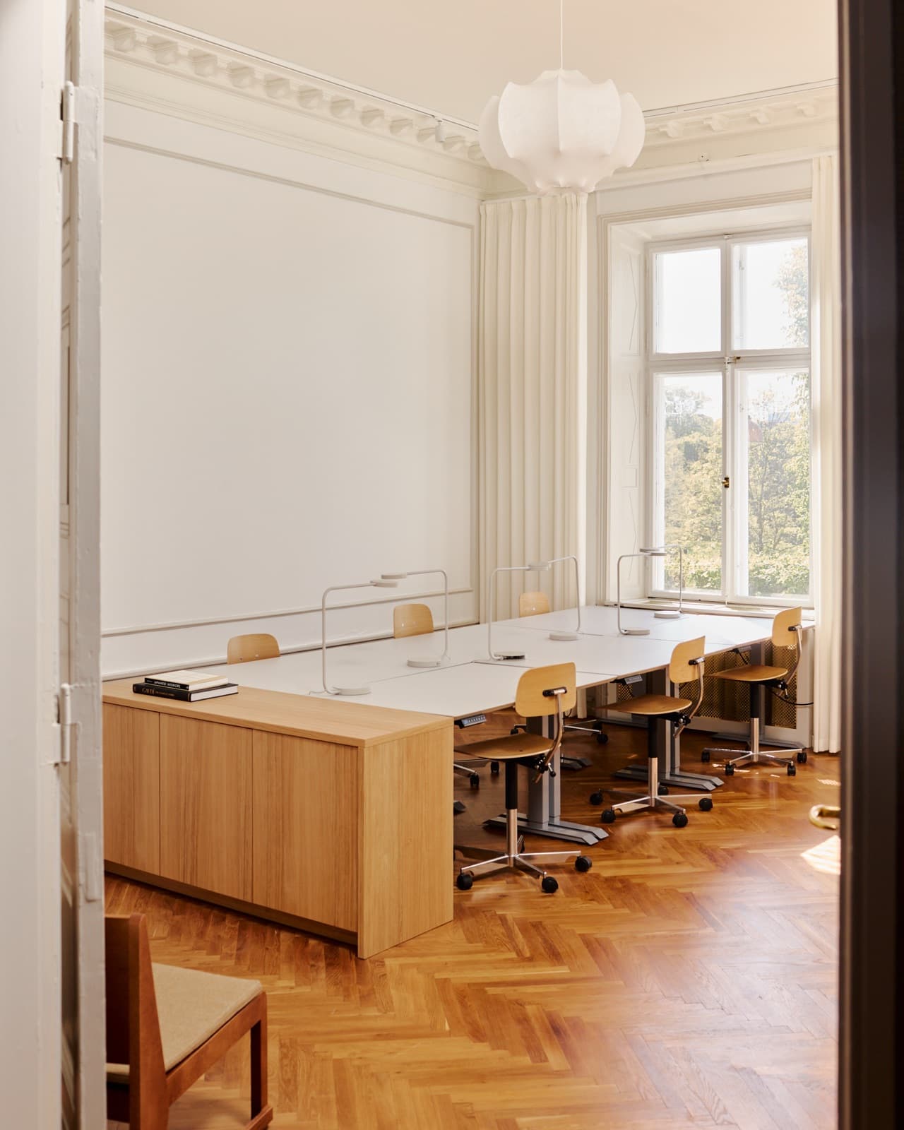 Lyst kontor med udsigt til Kongens Have