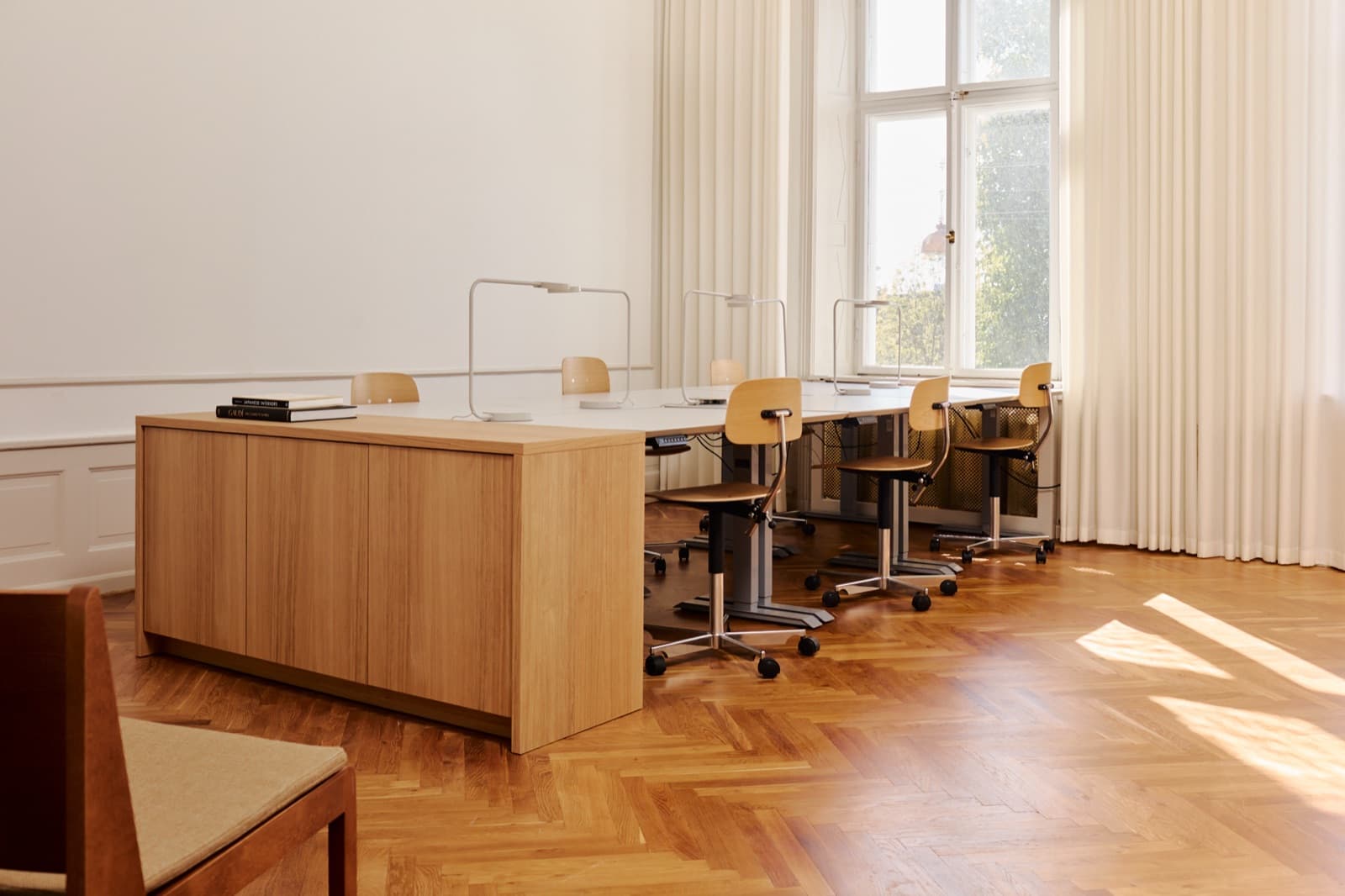 Lyst kontor med udsigt til Kongens Have - 5