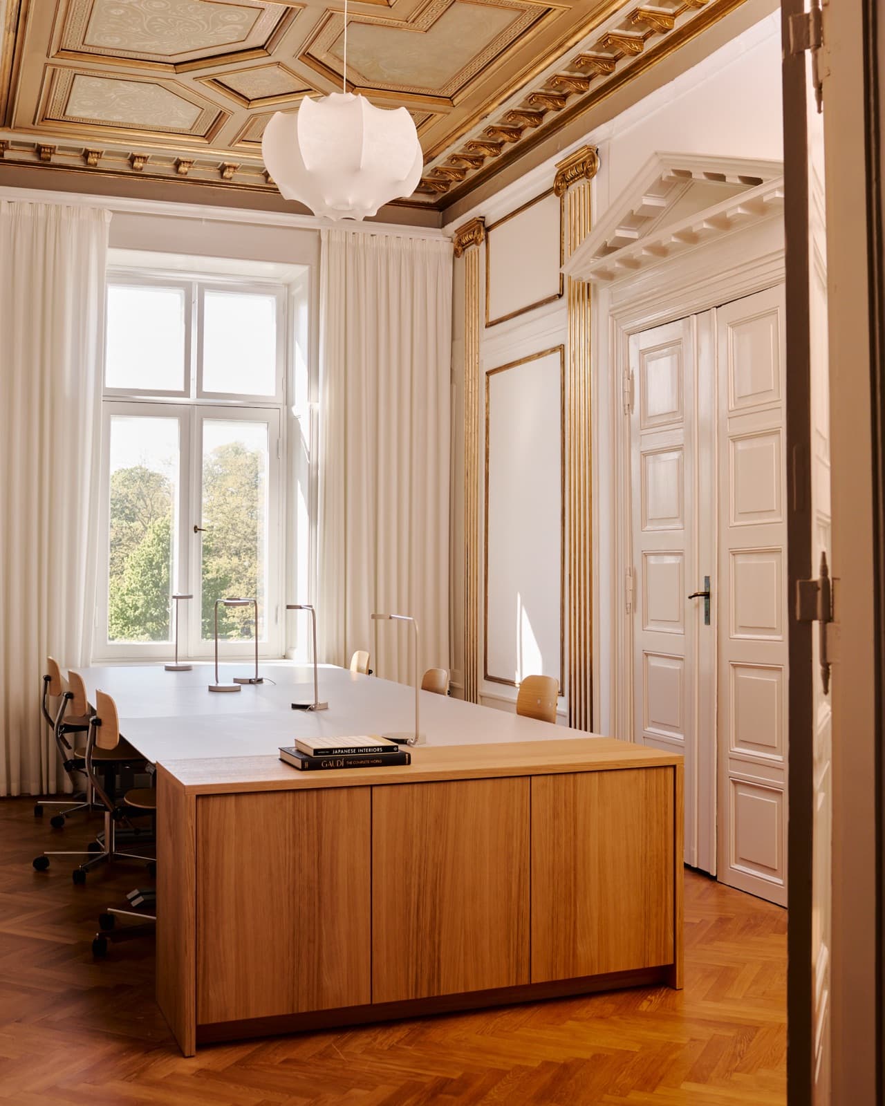 Elegant kontor med forgyldt kassetteloft