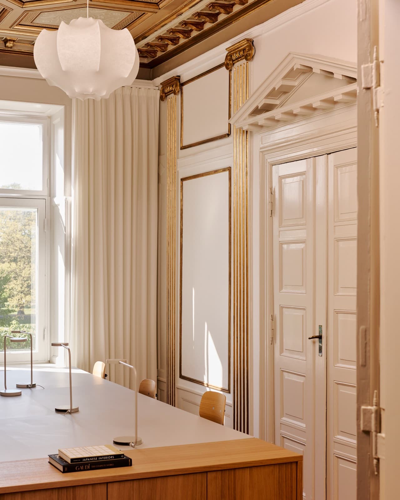 Elegant kontor med forgyldt kassetteloft - 4